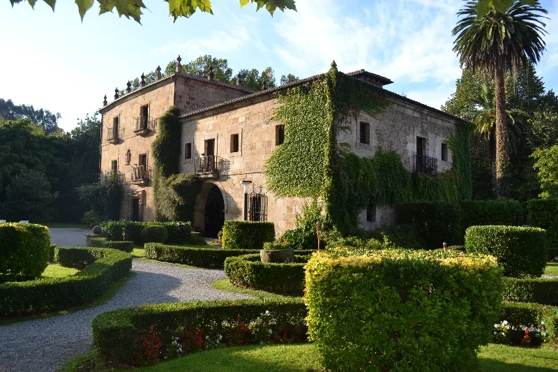 Casona de la Hostería de Castañeda con jardines de boj