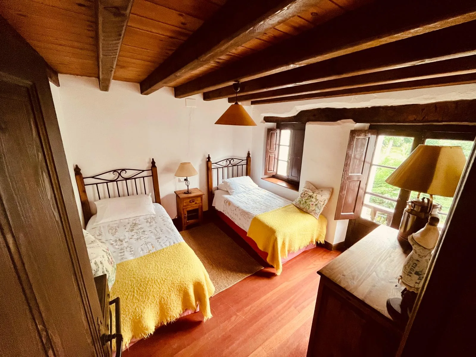 Habitación doble con dos camas y vigas de madera