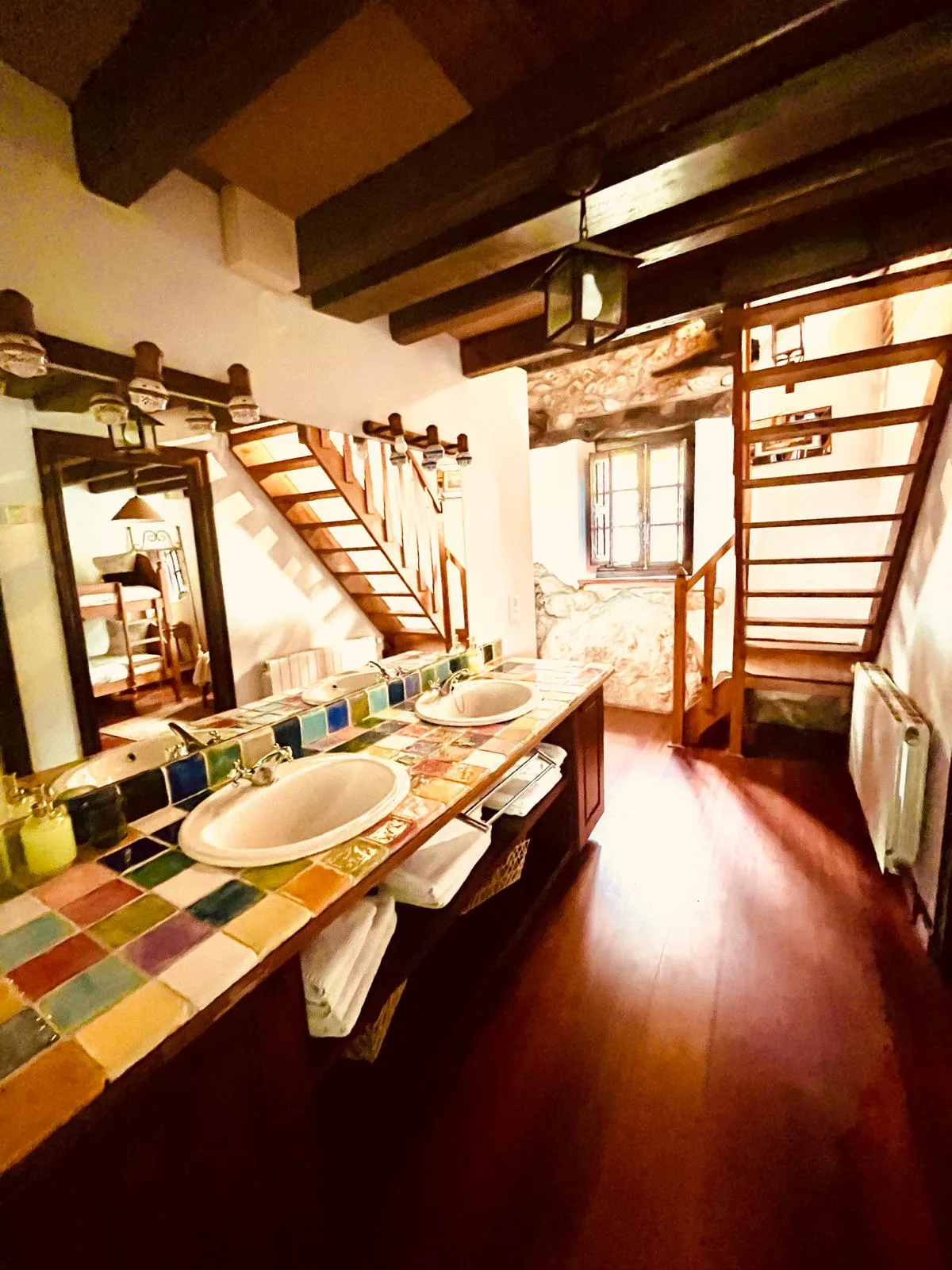 Baño con doble lavabo y azulejos artesanales