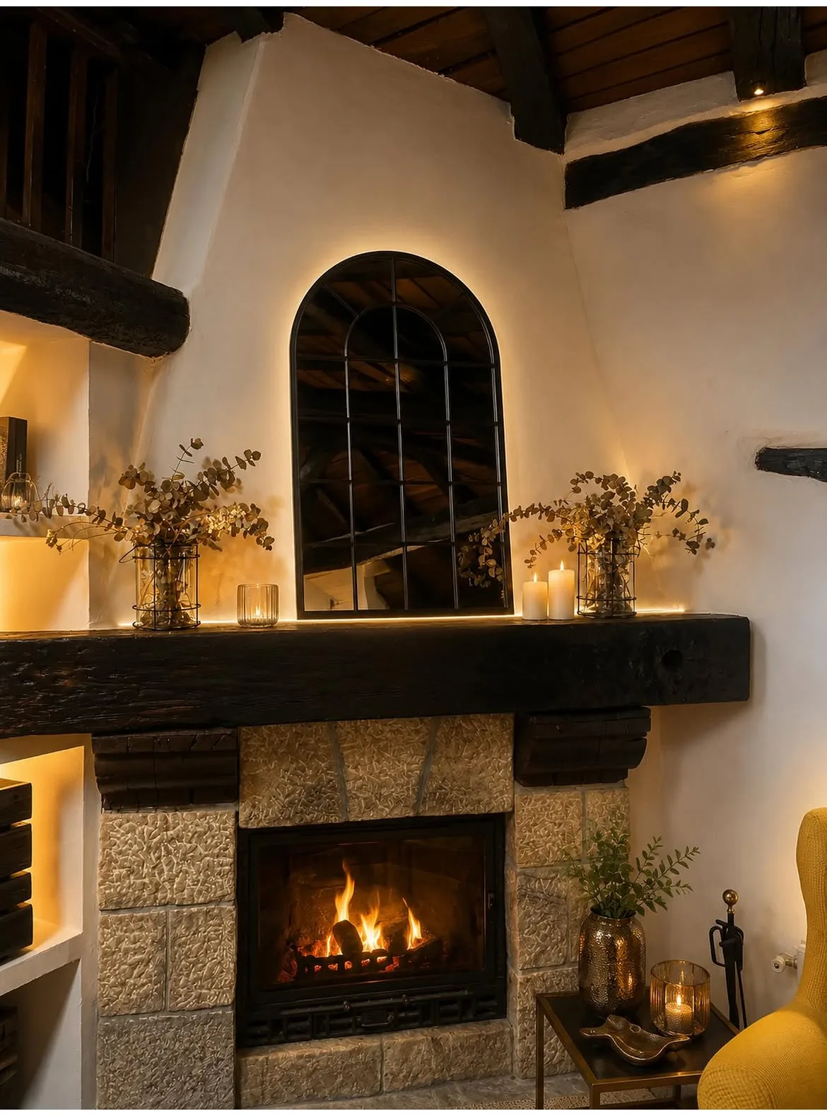 Chimenea de piedra encendida en el salón