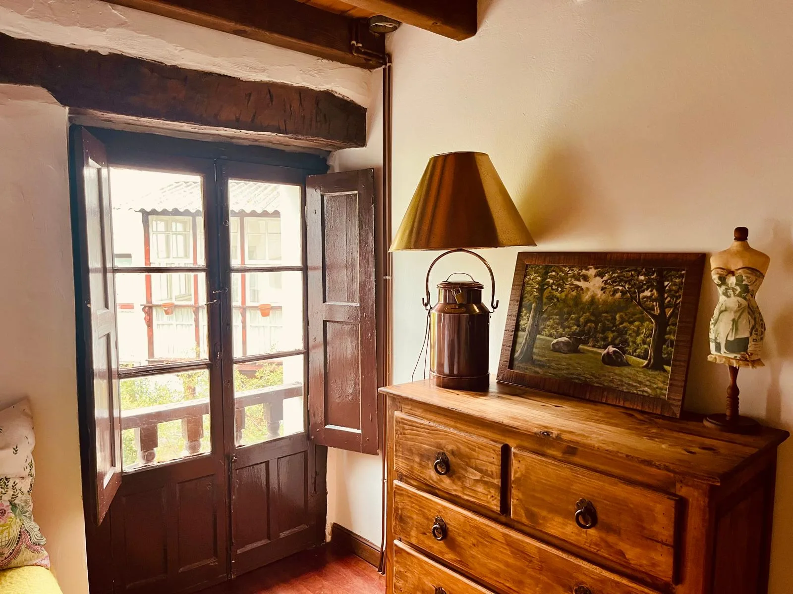 Dormitorio con cómoda de madera